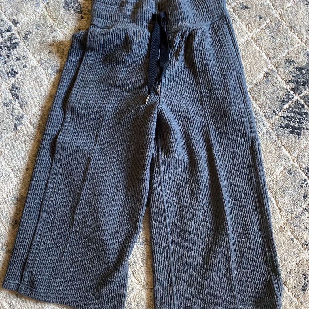 lululemon cropped lounge pants